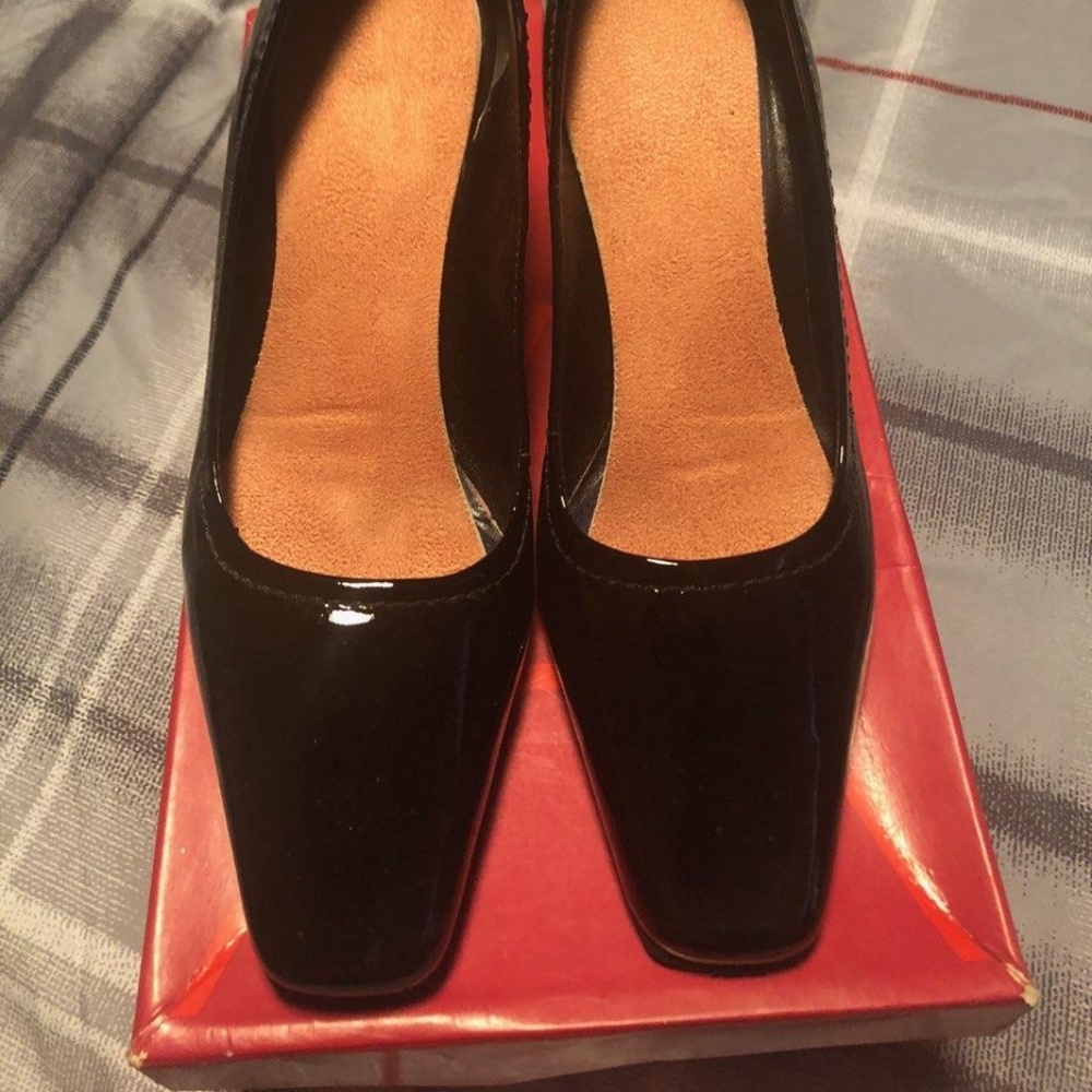 Patent leather black pumps